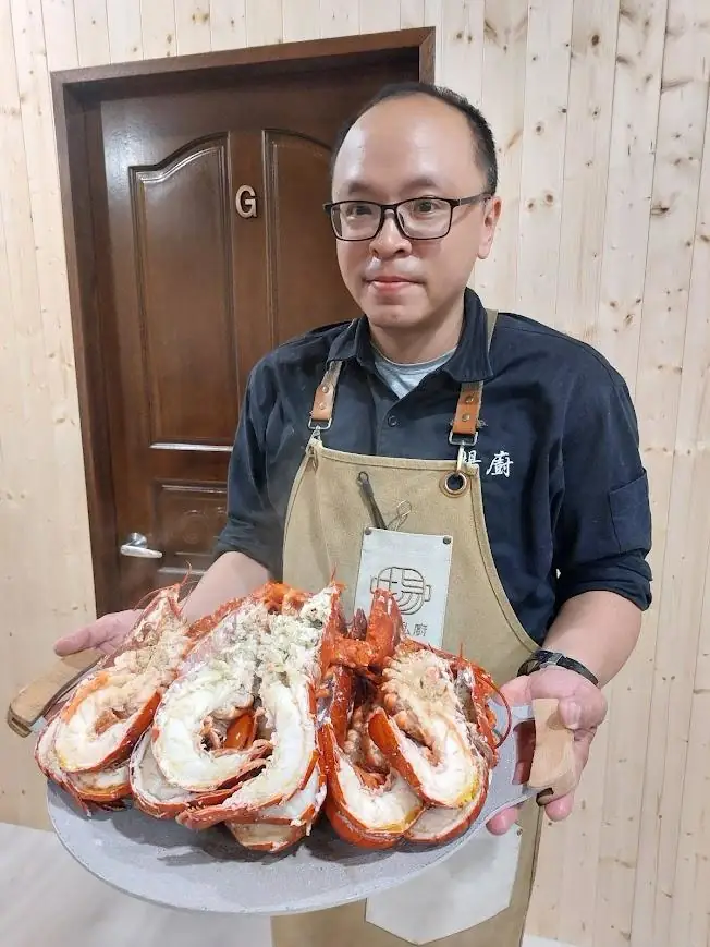 揚廚手持龍蝦拼盤